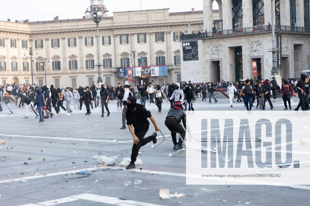 IPA89812293 - Milan, October 17, 2026: Italia in Piazza demonstration; violent clashes between police and the student movement