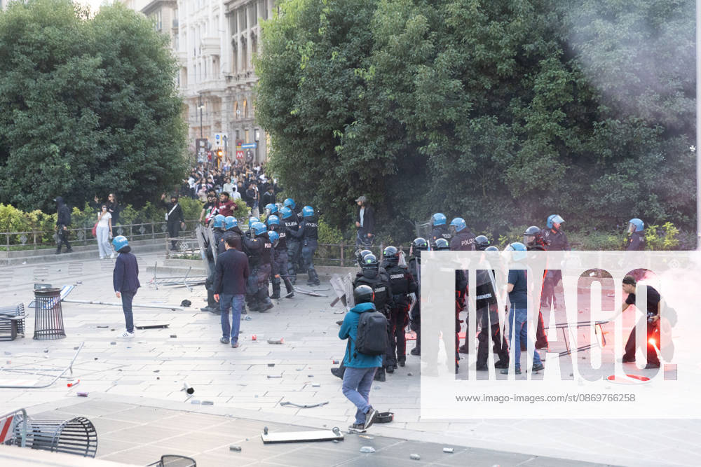 IPA89812319 - Milan, October 17, 2026: Italia in Piazza demonstration; violent clashes between police and the student movement