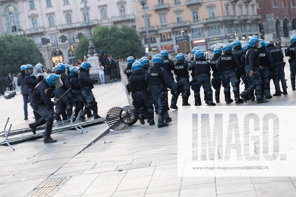 IPA89812375 - Milan, October 17, 2026: Italia in Piazza demonstration; violent clashes between police and the student movement
