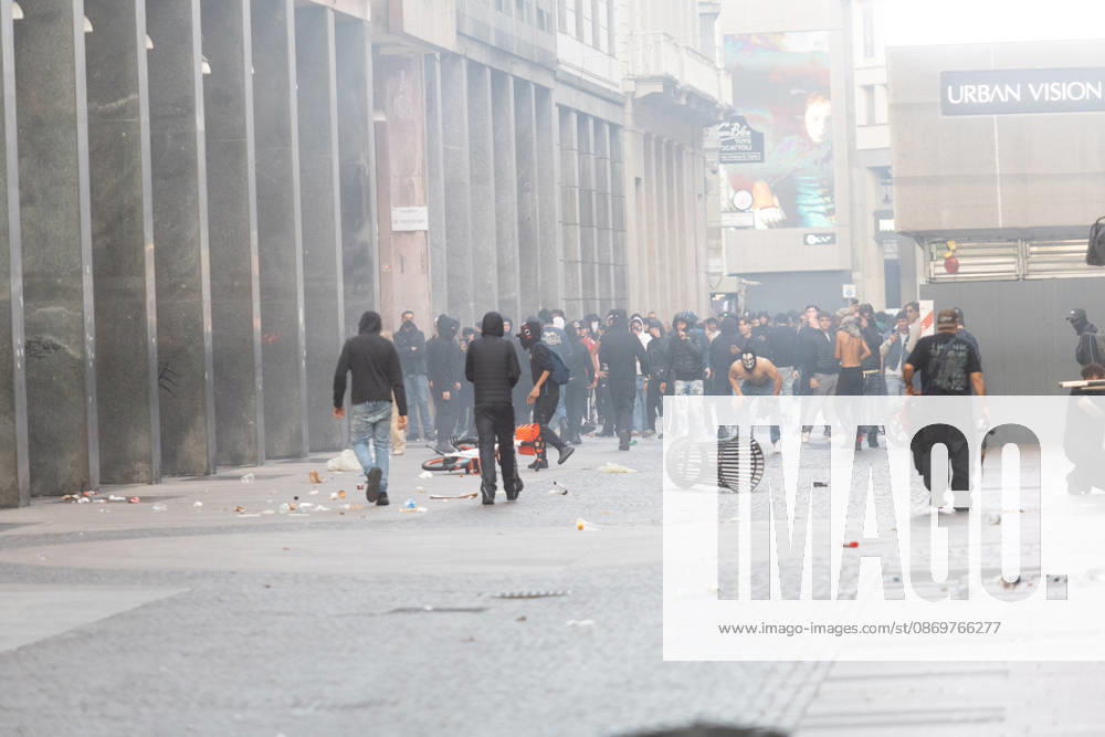 IPA89812377 - Milan, October 17, 2026: Italia in Piazza demonstration; violent clashes between police and the student movement