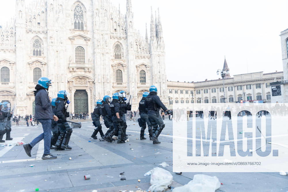 IPA89812288 - Milan, October 17, 2026: Italia in Piazza demonstration; violent clashes between police and the student movement