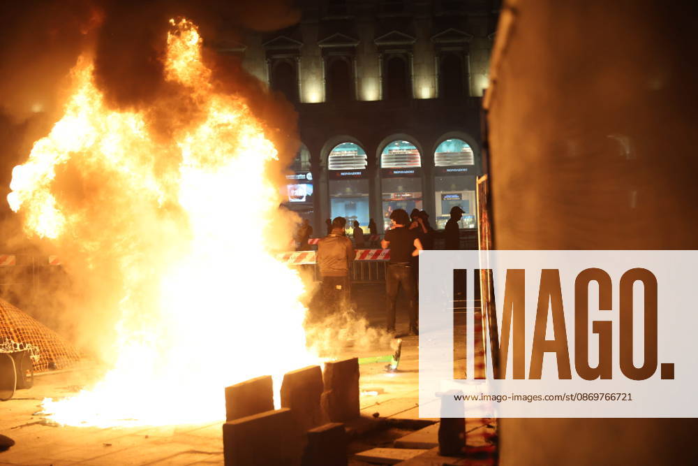 IPA89813369 - Milan, October 17, 2026: Italia in Piazza demonstration; violent clashes between police and the student movement; a construction site in Piazza Duomo set on fire