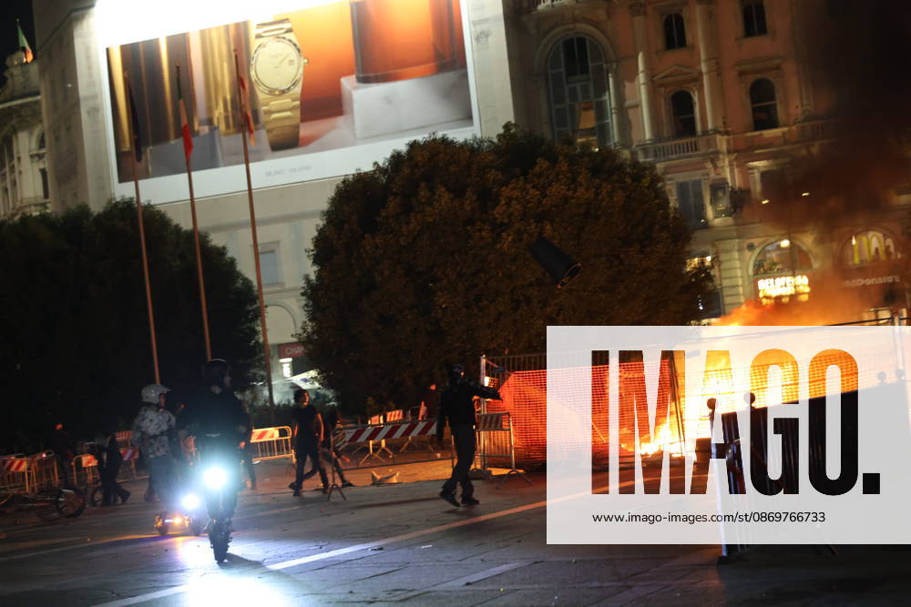 IPA89813392 - Milan, October 17, 2026: Italia in Piazza demonstration; violent clashes between police and the student movement; a construction site in Piazza Duomo set on fire