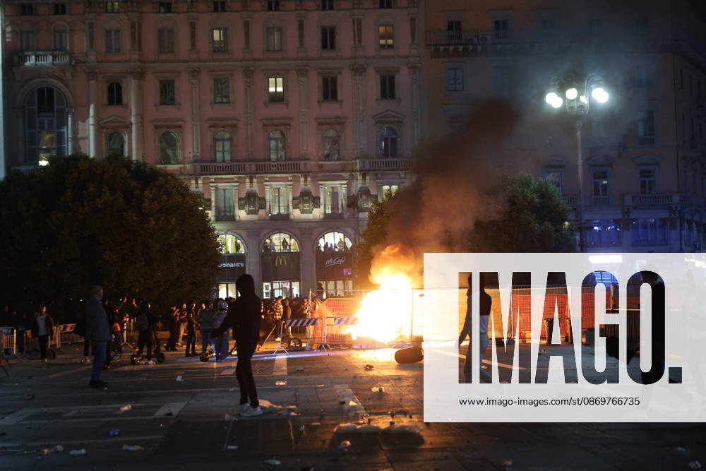 IPA89813395 - Milan, October 17, 2026: Italia in Piazza demonstration; violent clashes between police and the student movement; a construction site in Piazza Duomo set on fire