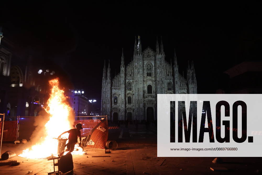 IPA89813383 - Milan, October 17, 2026: Italia in Piazza demonstration; violent clashes between police and the student movement; a construction site in Piazza Duomo set on fire