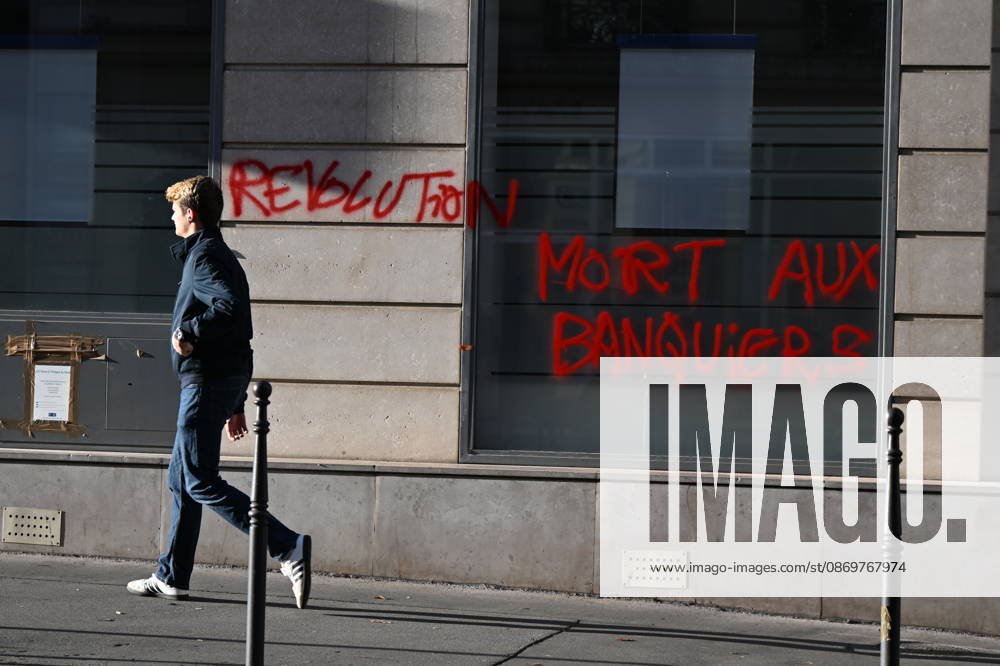 October 17 Protest: Scenes of Violence in Paris Violent clashes broke out between protesters and French police during the demonstration against the high cost of living in Paris, France, on October 17, 2026, as part of a nationwide call to action bringing together various groups expressing their anger—former Yellow Vests, high school and college students, climate activists, and even farmers. After weeks of student protests, France faces broader, nationwide demonstrations on October 17, 2026, over the cost of living, setting the stage for a potentially tense six months leading up to a presidential election. 460545 2026 10 17 Paris France (no people)