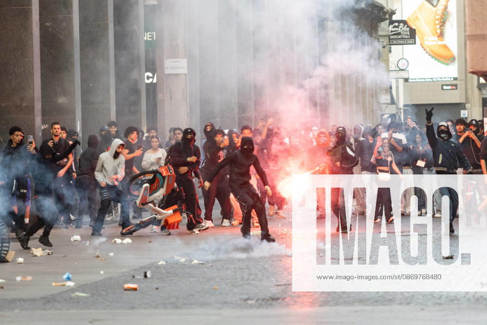 IPA89816664 - Milan, October 17, 2026: Italia in Piazza demonstration; violent clashes between police and the student movement