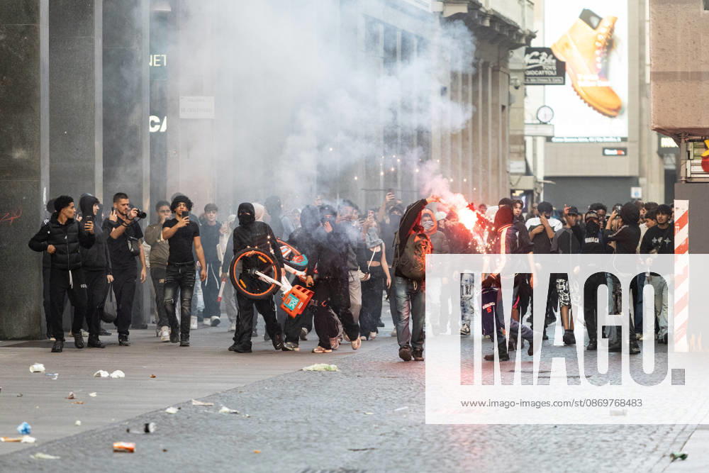 IPA89816674 - Milan, October 17, 2026: Italia in Piazza demonstration; violent clashes between police and the student movement