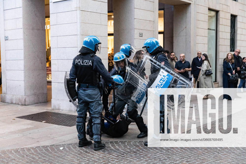 IPA89816680 - Milan, October 17, 2026: Italia in Piazza demonstration; violent clashes between police and the student movement