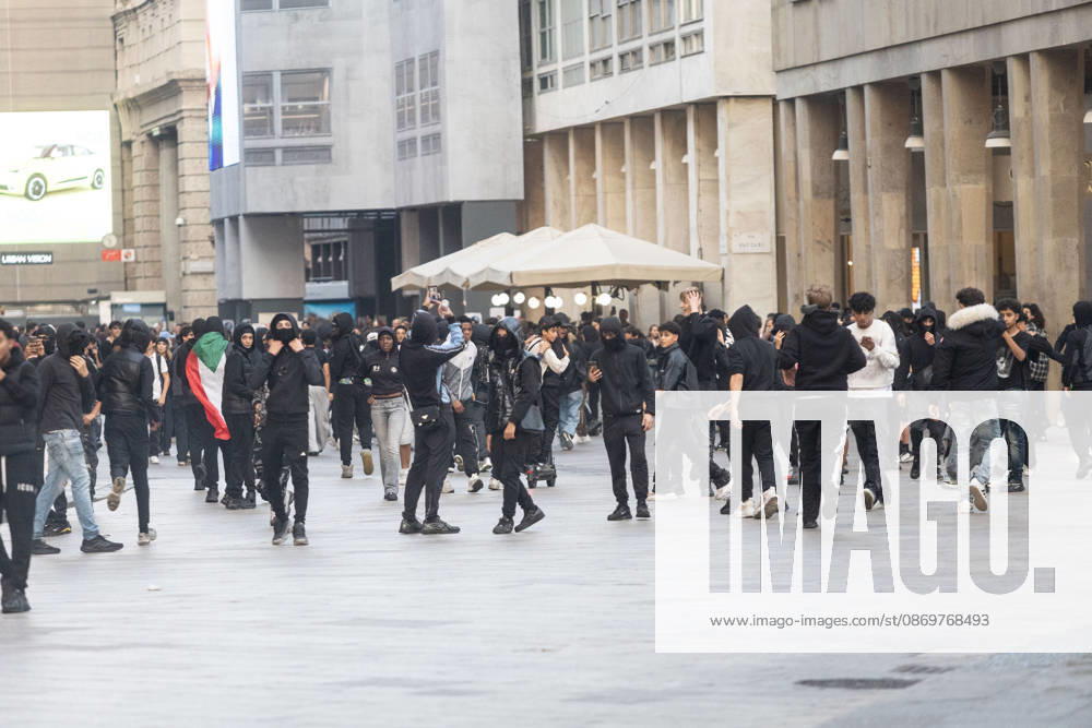 IPA89816719 - Milan, October 17, 2026: Italia in Piazza demonstration; violent clashes between police and the student movement