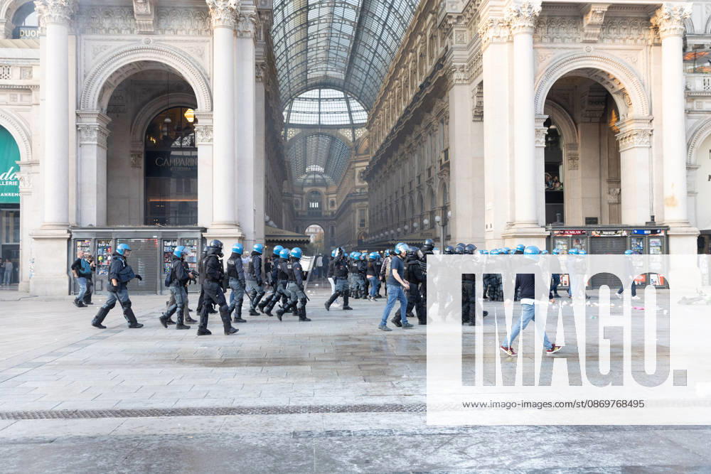 IPA89816726 - Milan, October 17, 2026: Italia in Piazza demonstration; violent clashes between police and the student movement