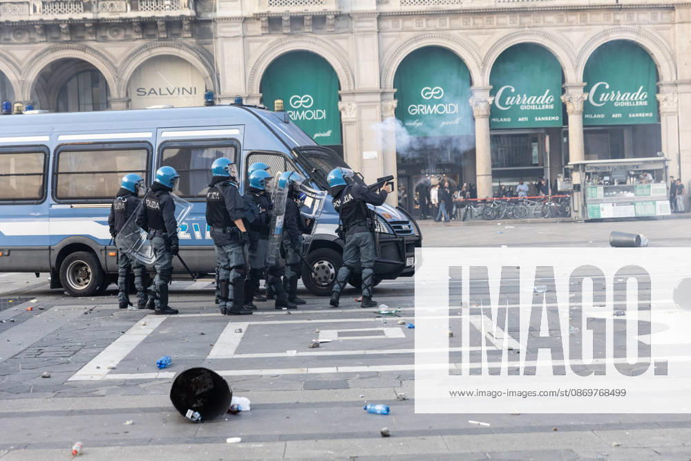 IPA89816759 - Milan, October 17, 2026: Italia in Piazza demonstration; violent clashes between police and the student movement