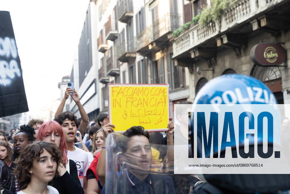 IPA89816904 - Milan, October 17, 2026: Italia in Piazza demonstration; violent clashes between police and the student movement