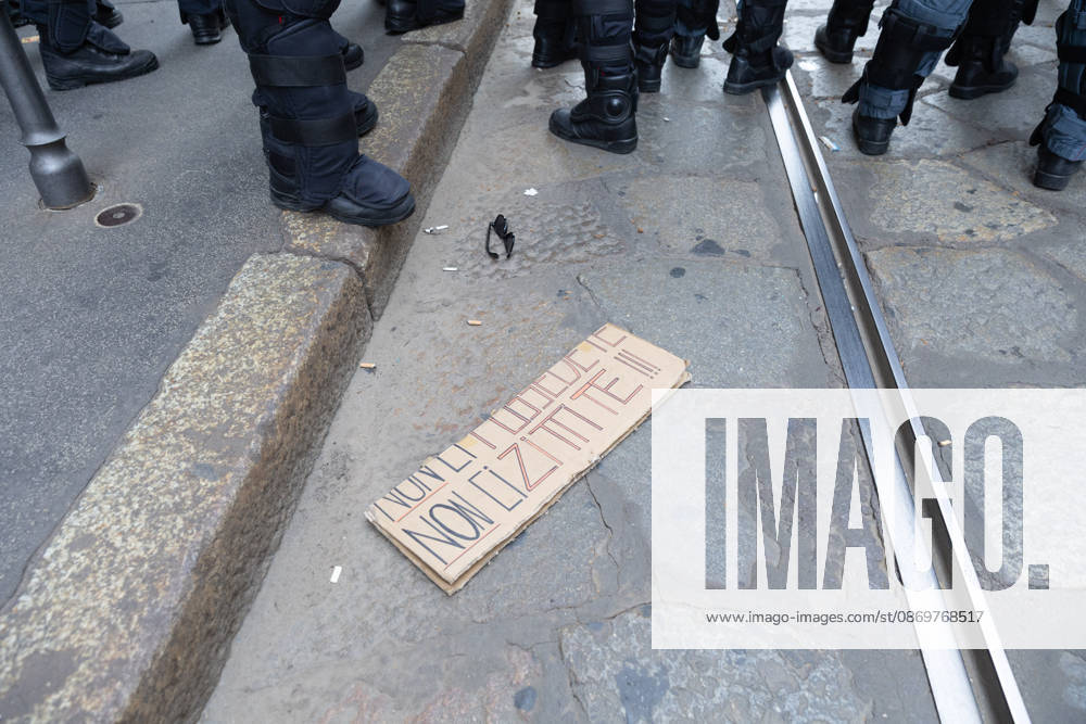 IPA89816918 - Milan, October 17, 2026: Italia in Piazza demonstration; violent clashes between police and the student movement