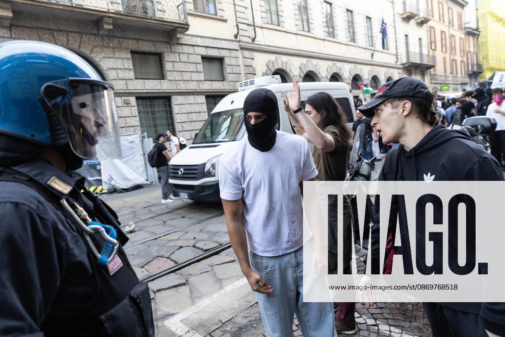 IPA89816925 - Milan, October 17, 2026: Italia in Piazza demonstration; violent clashes between police and the student movement