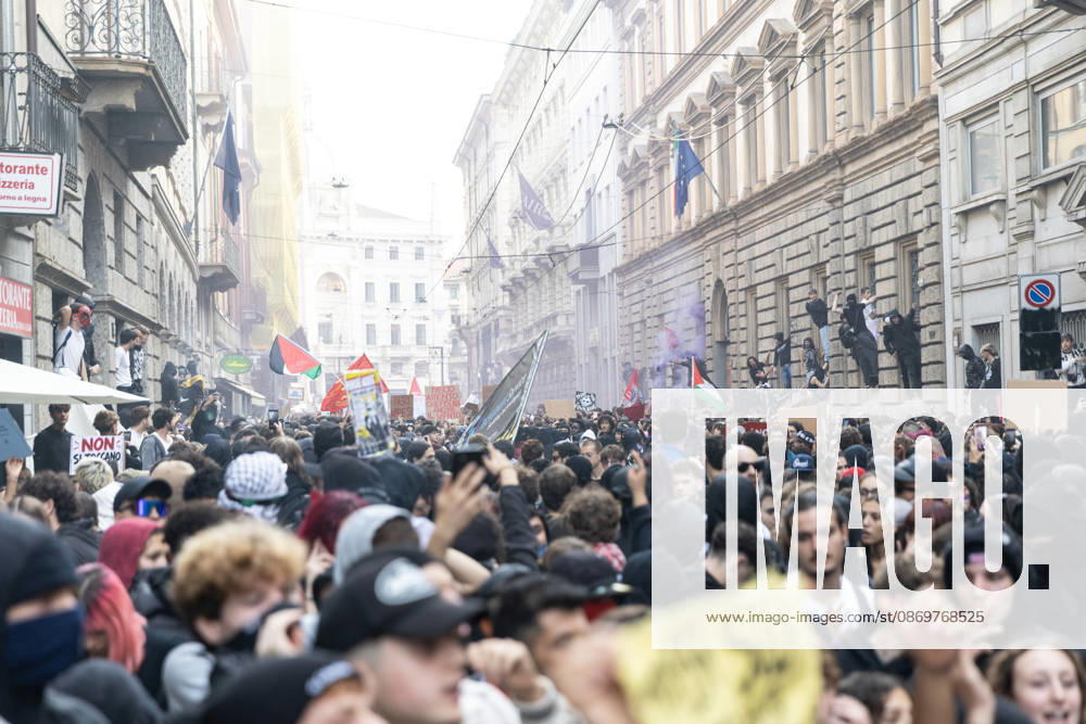 IPA89816957 - Milan, October 17, 2026: Italia in Piazza demonstration; violent clashes between police and the student movement