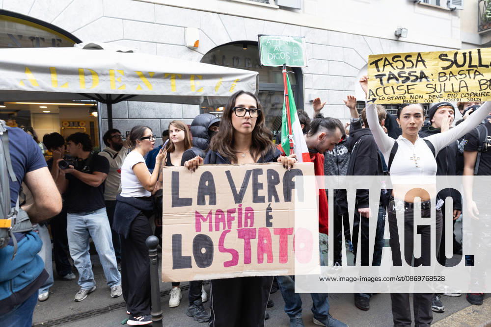 IPA89816960 - Milan, October 17, 2026: Italia in Piazza demonstration; violent clashes between police and the student movement