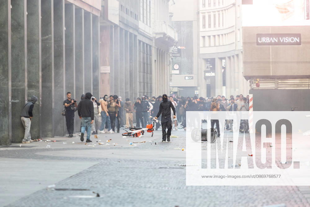 IPA89816576 - Milan, October 17, 2026: Italia in Piazza demonstration; violent clashes between police and the student movement