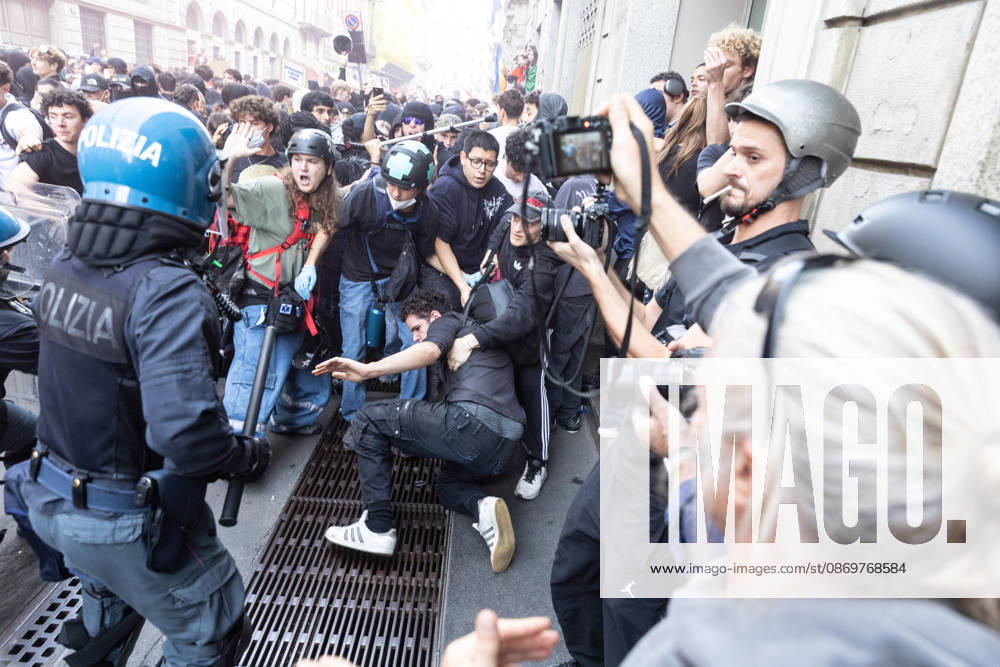 IPA89816954 - Milan, October 17, 2026: Italia in Piazza demonstration; violent clashes between police and the student movement