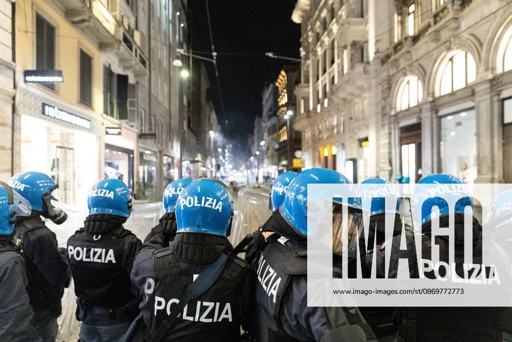IPA89820449 - Milan, October 17, 2026, Via Torino: Police from the Mobile Unit, dressed in riot gear, fire tear gas at the last remaining violent protesters