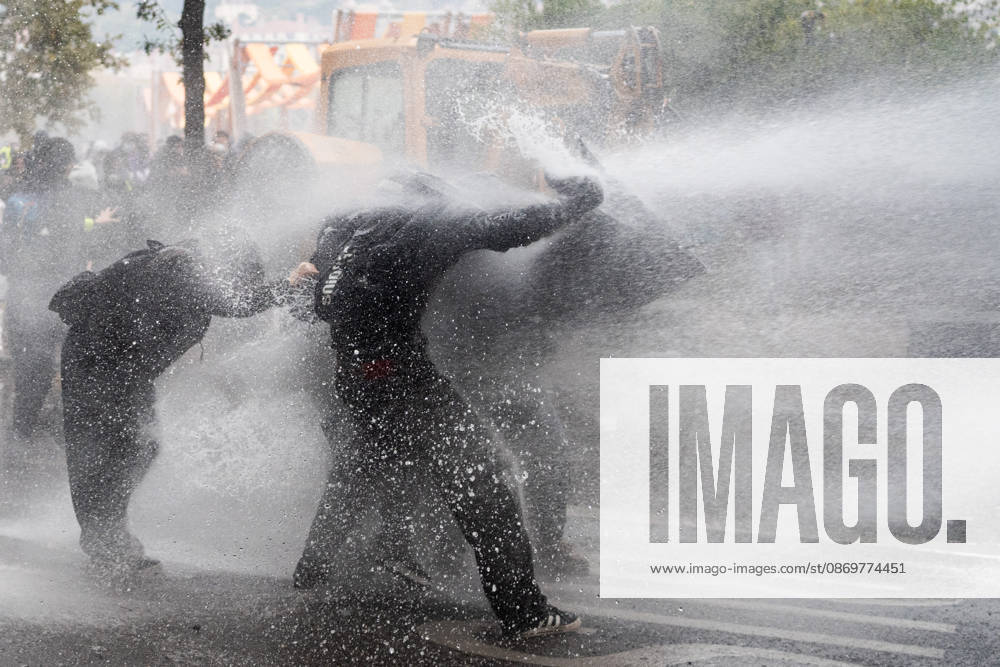 Protest against the high cost of living in Lyon on October 17, 2026 Nicolas Liponne MAXPPP Lyon 10 17 2026 Protesters clash with police during the protest against the high cost of living in Lyon, October 17, 2026 Numerous clashes took place throughout the day between protesters and law enforcement Several stores were looted, and some were set on fire in the city center. Lyon, Auvergne-Rhône-Alpes, France