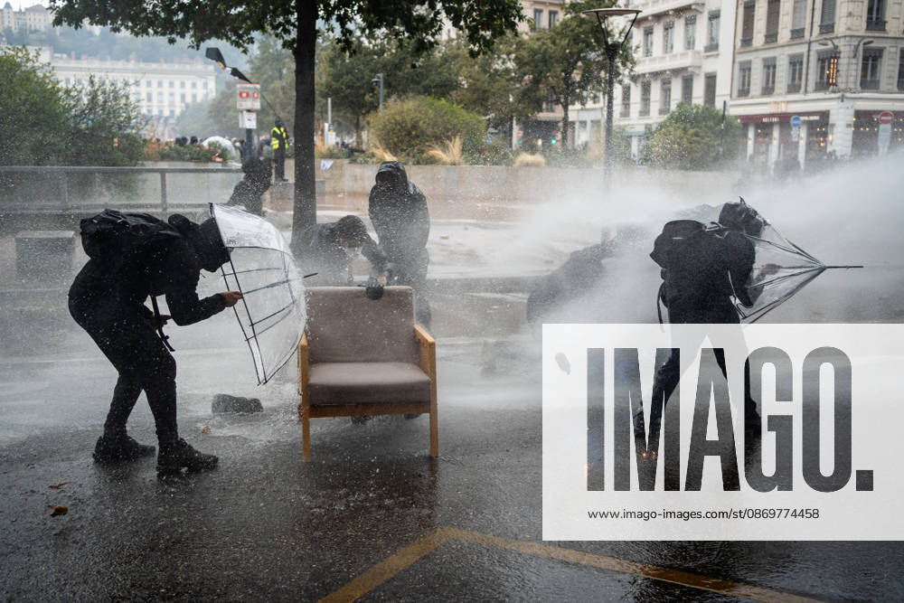 Protest against the high cost of living in Lyon on October 17, 2026 Nicolas Liponne MAXPPP Lyon 10 17 2026 Protesters clash with police during the protest against the high cost of living in Lyon, October 17, 2026 Numerous clashes took place throughout the day between protesters and law enforcement Several stores were looted, and some were set on fire in the city center. Lyon, Auvergne-Rhône-Alpes, France