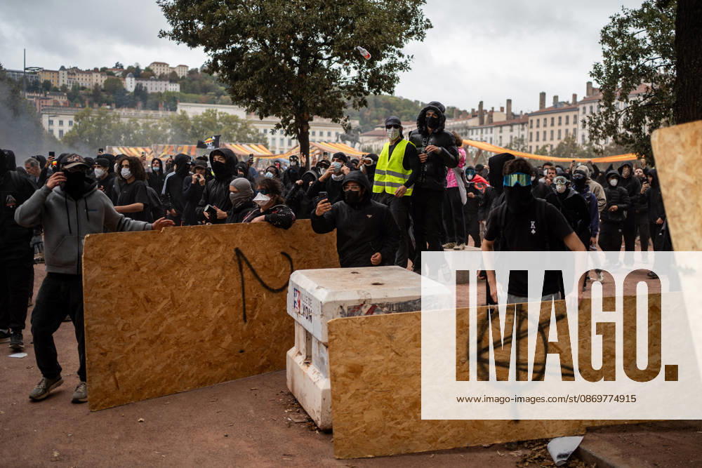 Protest against the high cost of living in Lyon on October 17, 2026 Nicolas Liponne MAXPPP Lyon 10 17 2026 Protesters clash with police during the protest against the high cost of living in Lyon, October 17, 2026 Numerous clashes took place throughout the day between protesters and law enforcement Several stores were looted, and some were set on fire in the city center. Lyon, Auvergne-Rhône-Alpes, France