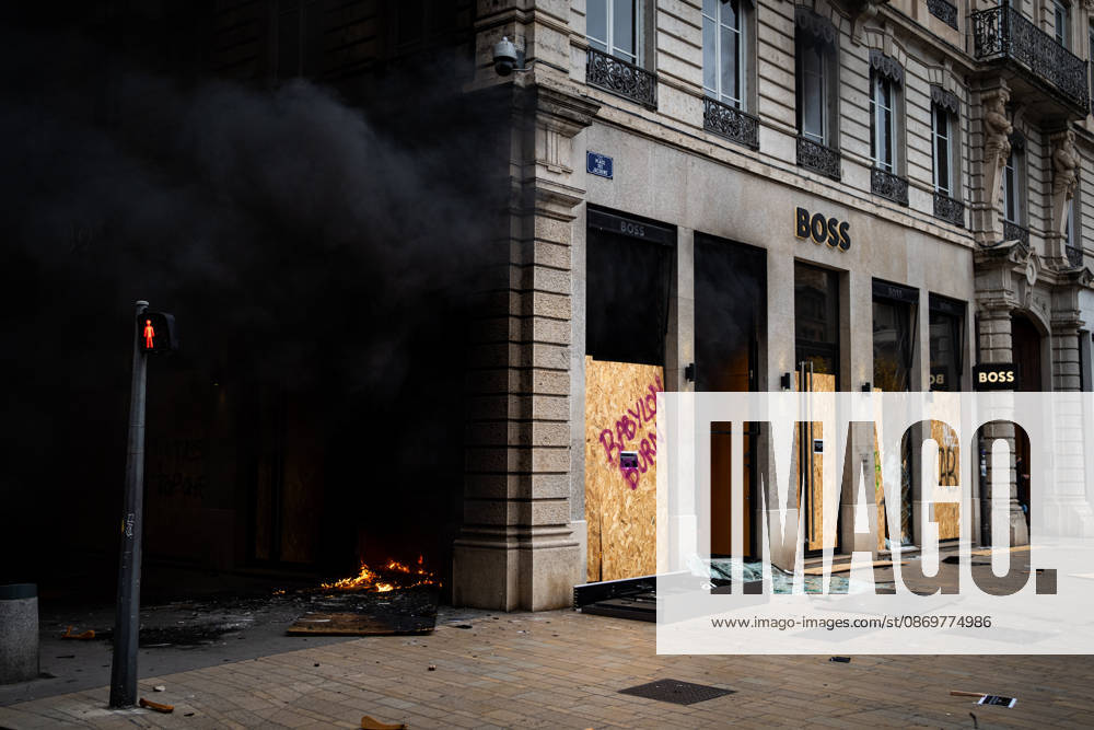 Protest against the high cost of living in Lyon on October 17, 2026 Nicolas Liponne MAXPPP Lyon 10 17 2026 The Boss store on fire during the protest against the high cost of living in Lyon, October 17, 2026 Numerous clashes took place throughout the day between protesters and law enforcement Several stores were looted, and some were set on fire in the city center The Boss store was set on fire during the protest against the high cost of living in Lyon on October 17, 2026 Numerous clashes took place throughout the day between protesters and law enforcement Several stores were looted and, in some cases, set on fire in the city center Lyon Auvergne-Rhône-Alpes France