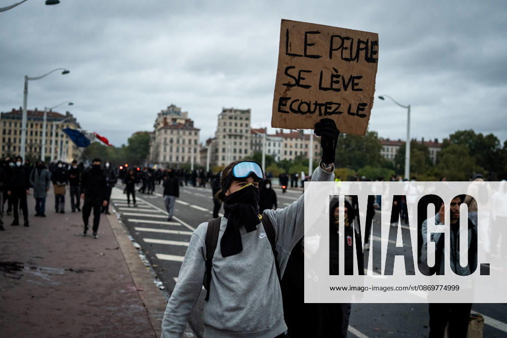 Protest against the high cost of living in Lyon on October 17, 2026 Nicolas Liponne MAXPPP Lyon 10 17 2026 Protesters clash with police during the protest against the high cost of living in Lyon, October 17, 2026 Numerous clashes took place throughout the day between protesters and law enforcement Several stores were looted, and some were set on fire in the city center. Lyon, Auvergne-Rhône-Alpes, France