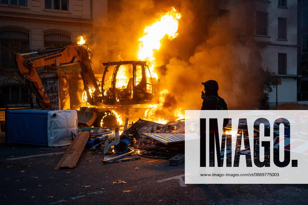 Protest against the high cost of living in Lyon on October 17, 2026 Nicolas Liponne MAXPPP Lyon 10 17 2026 A construction vehicle set on fire during the protest against the high cost of living in Lyon, October 17, 2026 Numerous clashes took place throughout the day between protesters and law enforcement Several stores were looted, and some were set on fire in the city center A construction vehicle was set on fire during a protest against the high cost of living in Lyon on October 17, 2026 Numerous clashes took place throughout the day between protesters and law enforcement Several stores were looted and, in some cases, set on fire in the city center Lyon Auvergne-Rhône-Alpes France