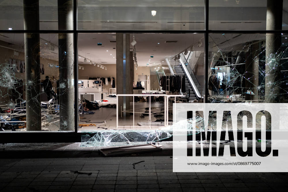 Protest against the high cost of living in Lyon on October 17, 2026 Nicolas Liponne MAXPPP Lyon 10 17 2026 The H&M store looted during the protest against the high cost of living in Lyon, October 17, 2026 Numerous clashes took place throughout the day between protesters and law enforcement Several stores were looted, and some were set on fire in the city center. The H&M store was looted during the protest against the high cost of living in Lyon on October 17, 2026. Numerous clashes took place throughout the day between protesters and law enforcement. Several stores were looted and, in some cases, set on fire in the city center. Lyon, Auvergne-Rhône-Alpes, France
