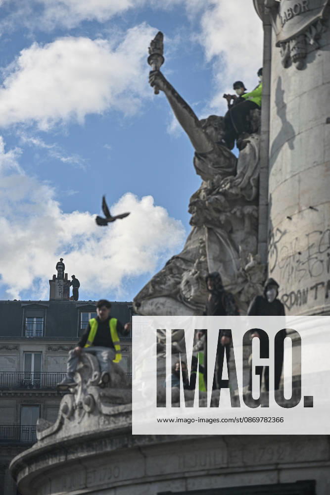 Protesters and police forces clash relentlessly in Place de la RÃ publique on October 17. - 17 10 2026 - France Paris Paris - JulienxMattiax Pictorium LePictorium_0343747