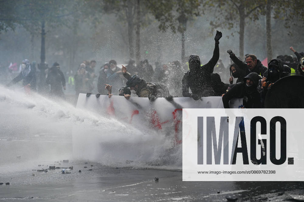 Protesters and police forces clash relentlessly in Place de la RÃ publique on October 17. - 17 10 2026 - France Paris Paris - JulienxMattiax Pictorium LePictorium_0343750