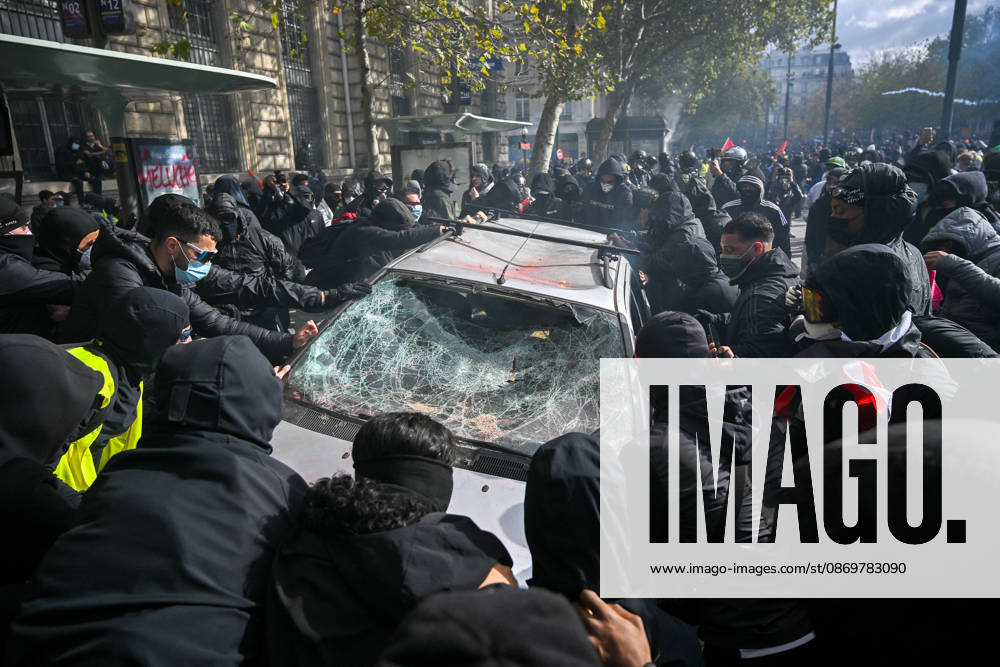 Protesters and police forces clash relentlessly in Place de la RÃ publique on October 17. - 17 10 2026 - France Paris Paris - JulienxMattiax Pictorium LePictorium_0343877