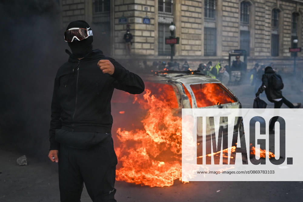 Protesters and police forces clash relentlessly in Place de la RÃ publique on October 17. - 17 10 2026 - France Paris Paris - JulienxMattiax Pictorium LePictorium_0343886