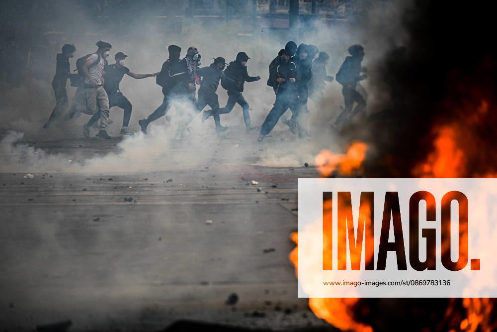 Protesters and police forces clash relentlessly in Place de la RÃ publique on October 17. - 17 10 2026 - France Paris Paris - JulienxMattiax Pictorium LePictorium_0343900