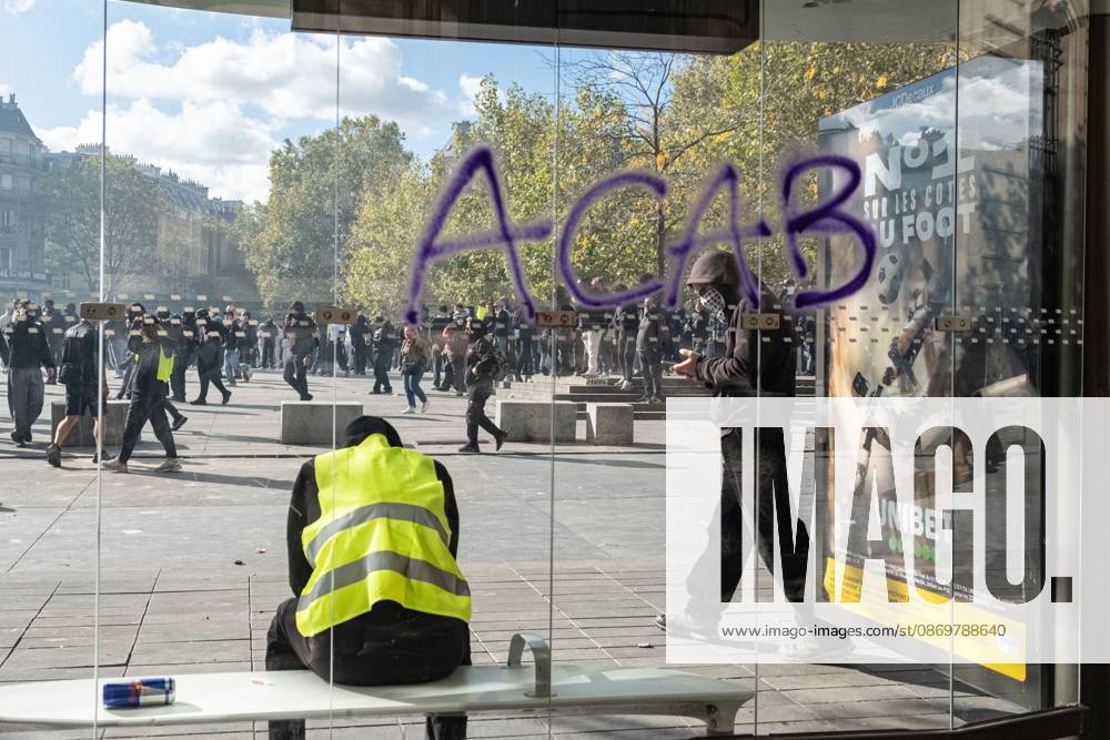 PARIS, FRANCE, OCTOBER 17, 2026: Demonstrators clash with riot police around Place de la Ro publique during protests involving high school students, Yellow Vest activists and other groups over education conditions and the high cost of living. Police use tear gas and water cannons during the confrontations. Paris France - ZUMAq101 20261017_zna_q101_238