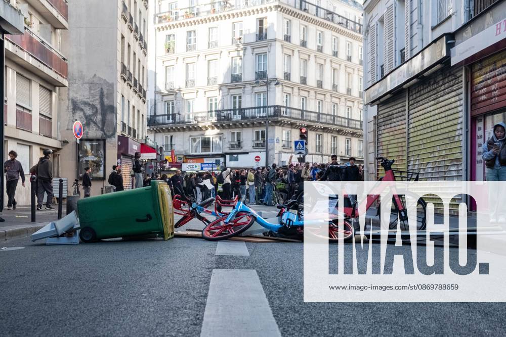 PARIS, FRANCE, OCTOBER 17, 2026: Demonstrators clash with riot police around Place de la Ro publique during protests involving high school students, Yellow Vest activists and other groups over education conditions and the high cost of living. Police use tear gas and water cannons during the confrontations. Paris France - ZUMAq101 20261017_zna_q101_242