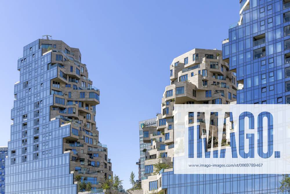 Moderne Wohn- und Bürogebäude Valley im Stadtteil Amsterdam Zuid, die Fassaden bestehen aus Glas und spiegeln den blauen Himmel wider, die Bauweise ist außergewöhnlich und besteht aus gestaffelten und versetzten Elementen mit Terrassen, Amsterdam, niederländische Hauptstadt, Noord-Holland, Nordholland, Niederlande Modern residential and office buildings Valley in the Amsterdam Zuid district, the facades are made of glass and reflect the blue sky, the construction is exceptional and consists of staggered and staggered elements with terraces, Amsterdam, Dutch capital, Noord-Holland, North Holland, Netherlands