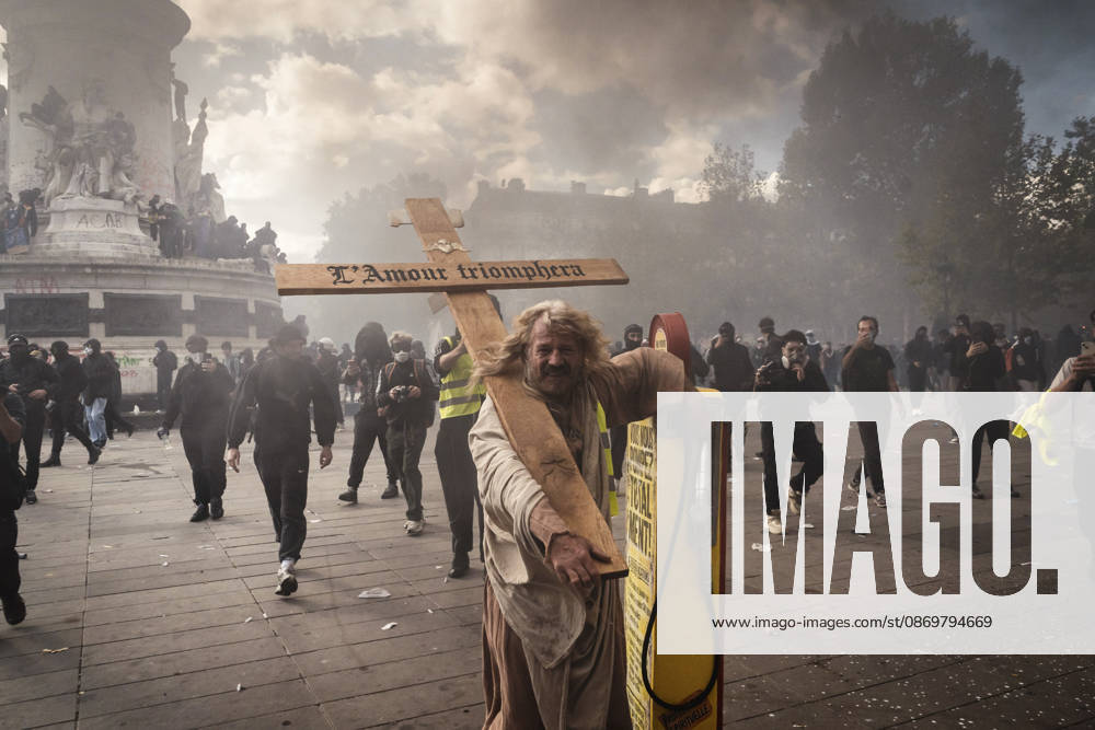 Paris Social Unrest A demonstrator carries a cross during a protest in Paris, France on October 17, 2026. Protesters gathered in Paris as part of a nationwide mobilisation against the rising cost of living, bringing together students, climate activists, farmers and other demonstrators. The demonstrations drew more than 500,000 protesters across France, and more than 400 people were arrested. Paris Ile de France France