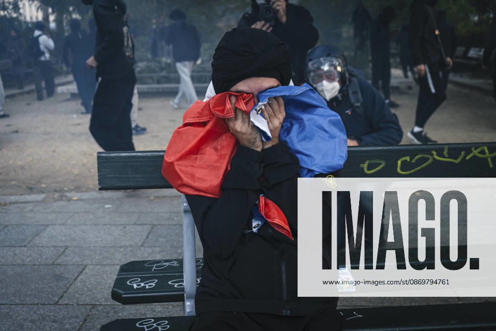 Paris Social Unrest A protester covers their face with a French flag during unrest in Paris, France on October 17, 2026. Protesters gathered in Paris as part of a nationwide mobilisation against the rising cost of living, bringing together students, climate activists, farmers and other demonstrators. The demonstrations drew more than 500,000 protesters across France, and more than 400 people were arrested. Paris Ile de France France