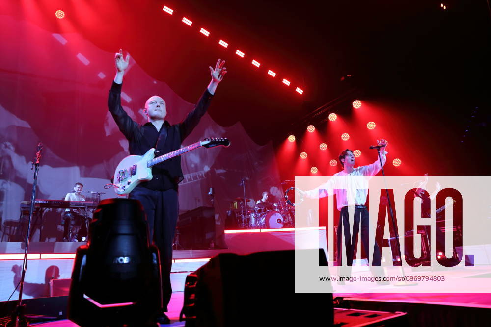Jonathan Wischniowski, Finn Schwieters, Finn Thomas, Frederik Fred Rabe und Luca Göttner, v.l., von der Band Giant Rooks bei einem Konzert in der Max-Schmeling-Halle in Berlin, 17. Oktober 2026. Giant Rooks Konzert Berlin