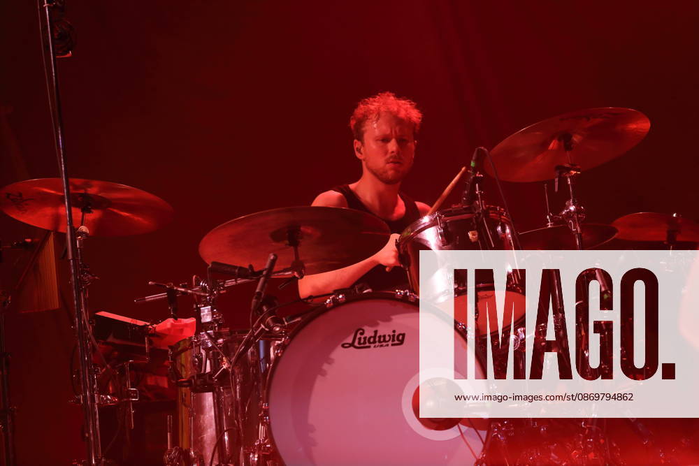 FinnThomas von der Band Giant Rooks bei einem Konzert in der Max-Schmeling-Halle in Berlin, 17. Oktober 2026. Giant Rooks Konzert Berlin