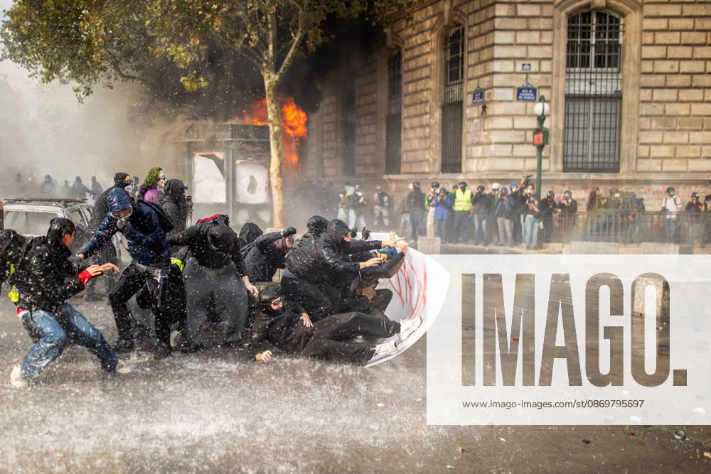 Police clash with protesters during demonstration in Paris PARIS, FRANCE - OCTOBER 17: Police clash with protesters during a demonstration amid a nationwide mobilisation over rising living costs, fuel prices and education funding in Paris, France, on October 17, 2026. Hesham Elsherif Anadolu Paris France. Editorial use only. Please get in touch for any other usage.