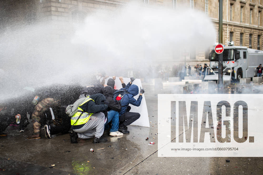 Police clash with protesters during demonstration in Paris PARIS, FRANCE - OCTOBER 17: Police clash with protesters during a demonstration amid a nationwide mobilisation over rising living costs, fuel prices and education funding in Paris, France, on October 17, 2026. Hesham Elsherif Anadolu Paris France. Editorial use only. Please get in touch for any other usage.