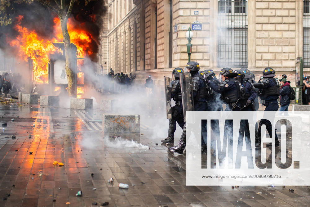 Police clash with protesters during demonstration in Paris PARIS, FRANCE - OCTOBER 17: Police clash with protesters during a demonstration amid a nationwide mobilisation over rising living costs, fuel prices and education funding in Paris, France, on October 17, 2026. Hesham Elsherif Anadolu Paris France. Editorial use only. Please get in touch for any other usage.