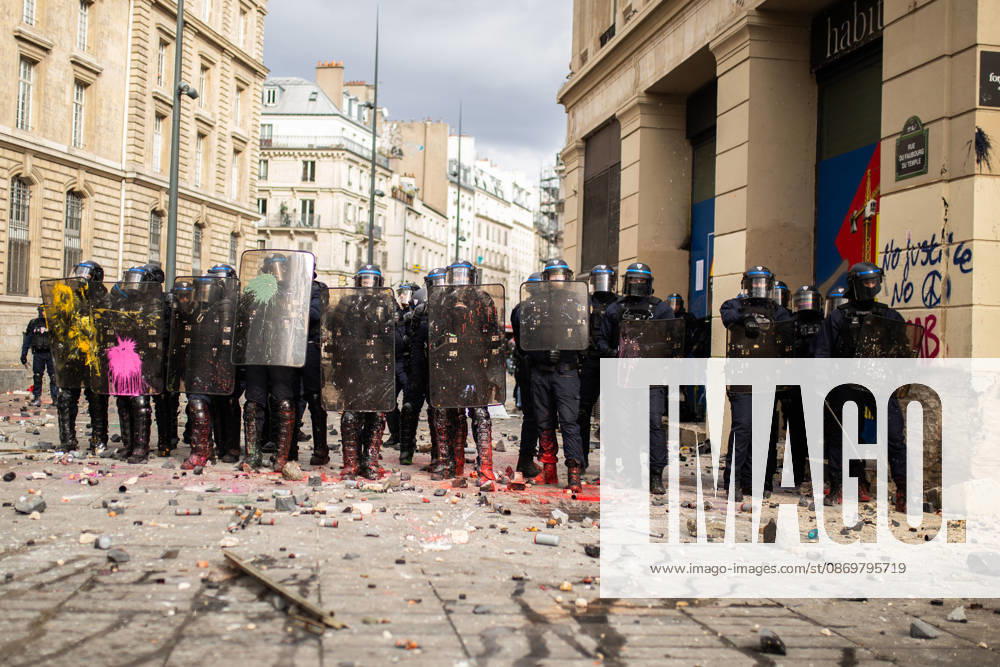 Police clash with protesters during demonstration in Paris PARIS, FRANCE - OCTOBER 17: Police clash with protesters during a demonstration amid a nationwide mobilisation over rising living costs, fuel prices and education funding in Paris, France, on October 17, 2026. Hesham Elsherif Anadolu Paris France. Editorial use only. Please get in touch for any other usage.