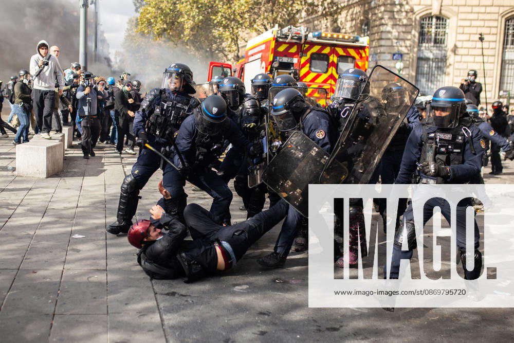 Police clash with protesters during demonstration in Paris PARIS, FRANCE - OCTOBER 17: Police clash with protesters during a demonstration amid a nationwide mobilisation over rising living costs, fuel prices and education funding in Paris, France, on October 17, 2026. Hesham Elsherif Anadolu Paris France. Editorial use only. Please get in touch for any other usage.