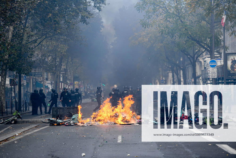 Clashes During The High Cost of Living Protest - Paris Violent clashes between protesters and the French Police during the demonstration protesting against the high cost of living in Paris, France, on October 17, 2026, as part of a nationwide call for mobilisation bringing together various groups expressing their anger: former Yellow Vests , secondary school and university students, climate activists and even farmers. After weeks of student protests, France faces broader, nationwide demonstrations on October 17, 2026 over the cost of living, setting up a potentially fraught six months heading into a presidential election. Photo by Raphael Lafargue ABACAPRESS.COM Paris France