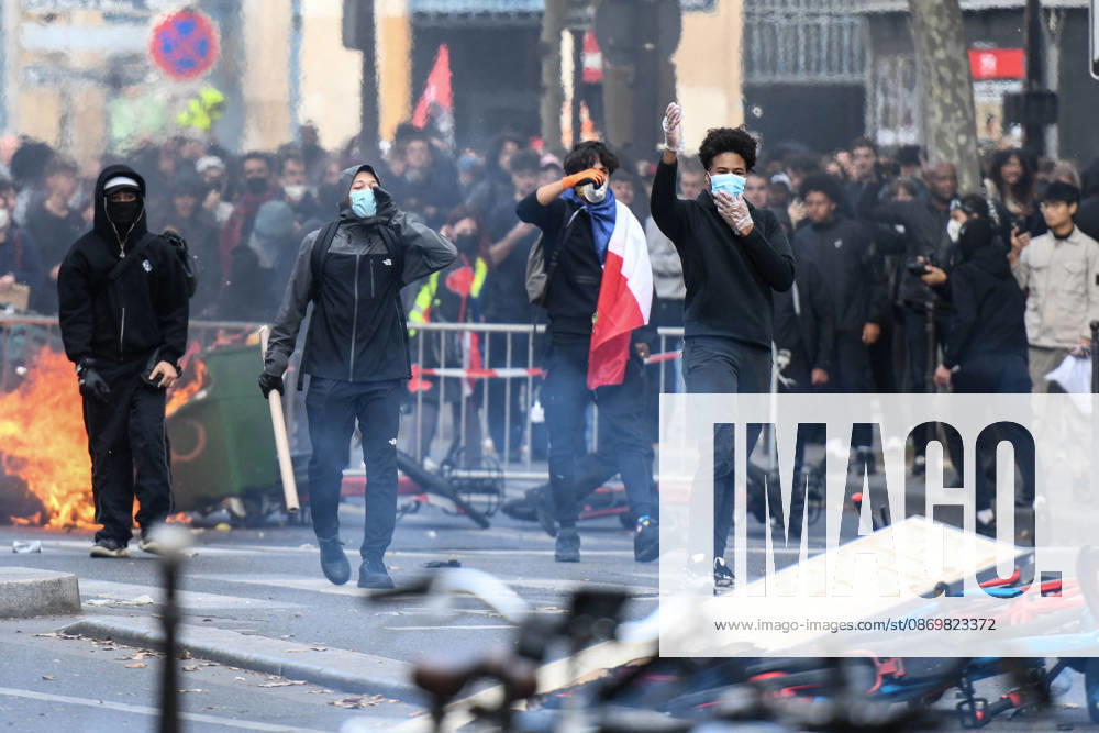 Clashes During The High Cost of Living Protest - Paris Violent clashes between protesters and the French Police during the demonstration protesting against the high cost of living in Paris, France, on October 17, 2026, as part of a nationwide call for mobilisation bringing together various groups expressing their anger: former Yellow Vests , secondary school and university students, climate activists and even farmers. After weeks of student protests, France faces broader, nationwide demonstrations on October 17, 2026 over the cost of living, setting up a potentially fraught six months heading into a presidential election. Photo by Raphael Lafargue ABACAPRESS.COM Paris France